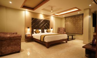 The Golden Crown Hotel Banquet & Cafe