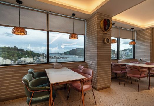 3. 하운드호텔 장승..