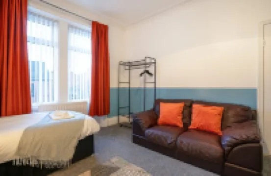 3 Bed-Free Parking-Close to City-by Holiday Homes