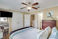 Gulfviews, short walk to Beaches w Pool sleeps 4
