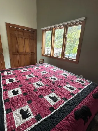 On the Rocks - Cozy 1-br condo w/ stunning views 5 mins to downtown Blowing Rock Отели в г. Blowing Rock