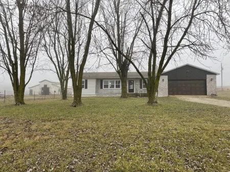 This country charm farmhouse is newly remodeled and super cute