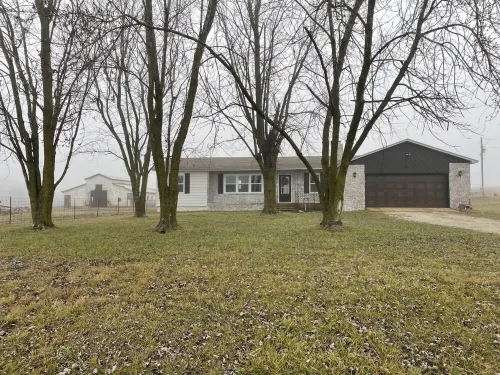 This country charm farmhouse is newly remodeled and super cute