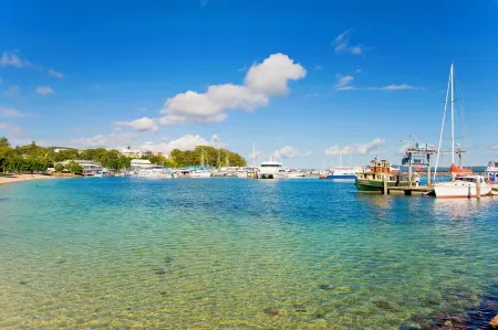 Portofino Nelson Bay with water views across Harbour and free parking Отели рядом с достопримечательностью «Dutchmans Beach Reserve»