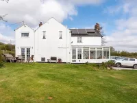 Beautiful 4 bedroom 19th Century Farmhouse Hotele w: Mold