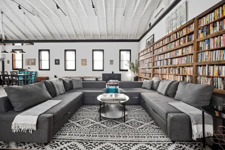 Single Night Bookings Welcome - Tropical Modern Loft - SoHo Style - Concierge Отели рядом с достопримечательностью «Форт Крисчен»