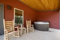 Hot tub cabin with fireplace, Smoky Mountain views, pet friendly, 10 min to Park