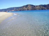 New house with garden on the beach, at Torre Faro (Stretto di Messina) Hotel a Torre Faro