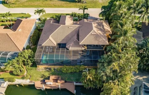 6 Bedroom Gorgeous Waterfront Home With dock, panorama waterview, walk to beach,