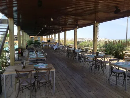 CHALET ON THE FIRST LINE OF THE SEA, 5 METERS !! FREE WIFI Отели в г. Мар-Менор