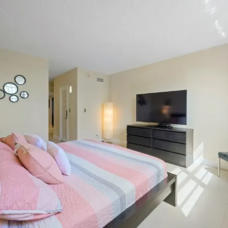 Apartment Ocean View Steps Away from the Beach in Sunny Isles Miami Luxury