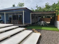 5 minutes from the dock and shops. Nice renovated house for families in Moorea