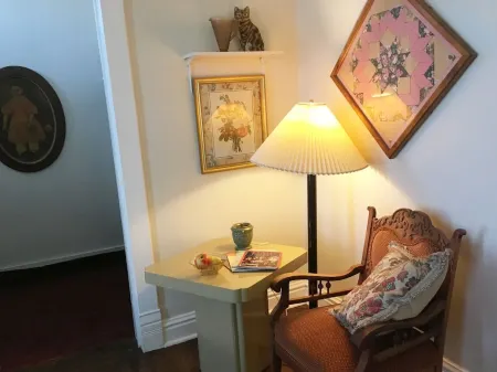 Hillsdale Victorian Studio w kitchenette Wifi TV , Queen Bed and Twin Bed