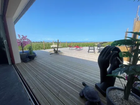 HOUSE WITH INTERIOR SWIMMING POOL WITH SEA VIEW, mini golf, gym Отели в г. Плуарзель