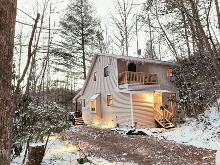 Highlands/Lake Glenville Area-Hot Tub-Mtn Stream-WIFI-Seclusion