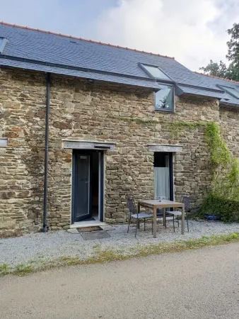 Detached room in the countryside, access close to N164 Отели в г. Финистер