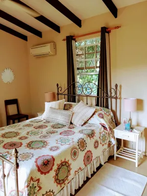 Cozy Private Cottage in Fabulous Accra / Rockley Beach Location! فنادق في 