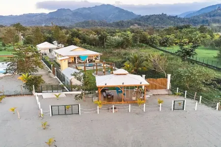 Spectacular oceanfront home Отели в г. Омоа