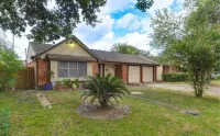 Perfect home away from home. Excellent weekend getaway. Hotels near Woodforest Square
