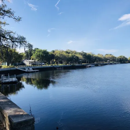 Riverfront Plum Crazy Bungalow w/boat dock! 10 min to Gulf, close to beaches!