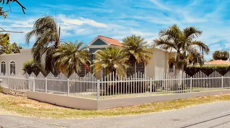 Elegant Home with Pool and within 10 mins to beach, Airport, and Dining