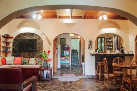 Family Friendly Waterfall Home with pool & Wi-Fi / 7p