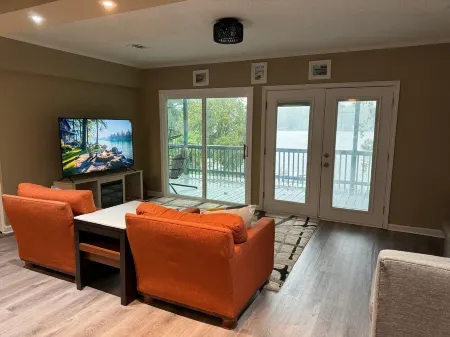 Charming 4-Bedroom Lakeshore Cottage One Hour from Downtown Atlanta