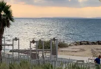 Beautiful 3-bedroom (sleeps 8) located on the seaside facing Porquerolles island - 2성급