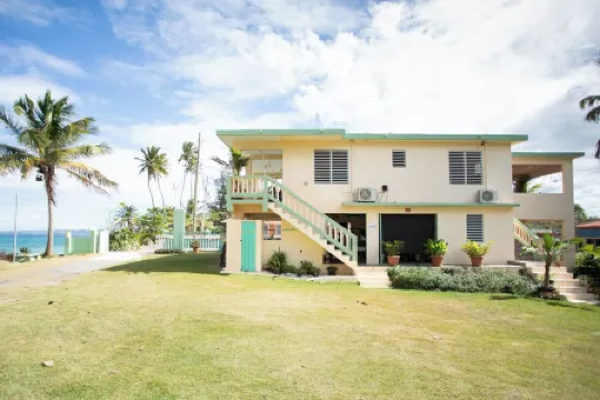 Beachfront Bliss 4-bedroom house with WiFi and AC in Aguada Отели в г. Агуада