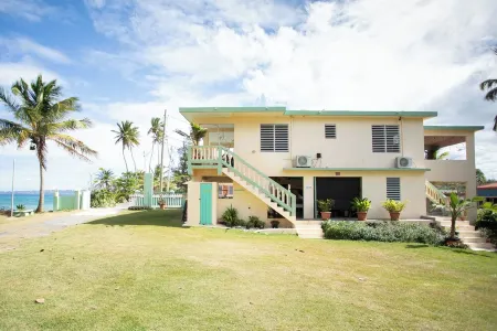 Beachfront Bliss 4-bedroom house with WiFi and AC in Aguada Отели в г. Агуада