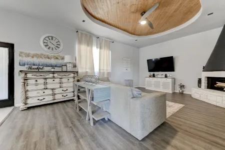 Custom built Tuscan beauty 4br3ba 12+guests; 5min drive to Dana Peak park & lake Отели в г. Харкер Хайтс