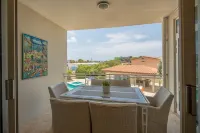 Eagle Beach Area Sunset Getaway w/King Bed