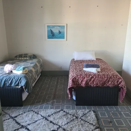 Room for everyone ..comfortablebeds for large groups Отели в г. Мастертон