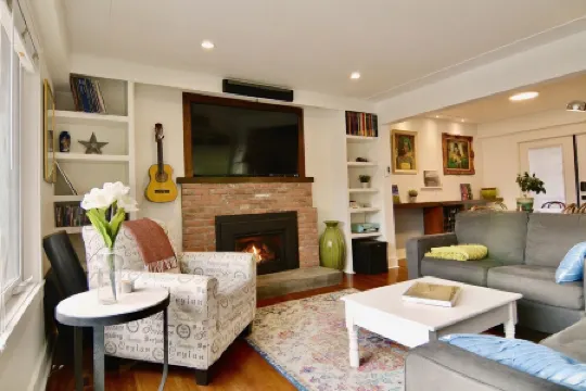 Home Close to Beach and Downtown. Licensed short term rental. Отели рядом с достопримечательностью «Оканаган»