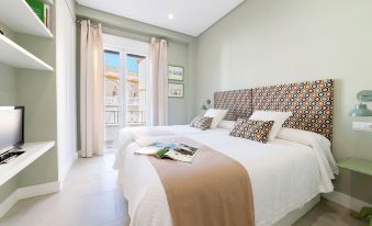 Bright 3 Bd Apartment in Front of Maestranza Bullring. Antonia Diaz II