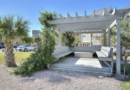 BEACHFRONT:3 BR, 2 Full BA, Renovated, Beach Access , BBQ, Pool, Sleeps 9