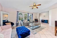 Paradise! 3 Bedroom home with private pool, outdoor living space, and lanai