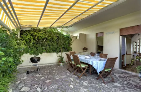 Private villa 10 meters from the sea parking wifi barbecue 4 bathrooms 4 bedrooms