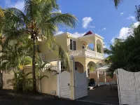 Coco Villa : a 10-minute ‘flip-flop’ ride from Pereybere beach Hotels in 