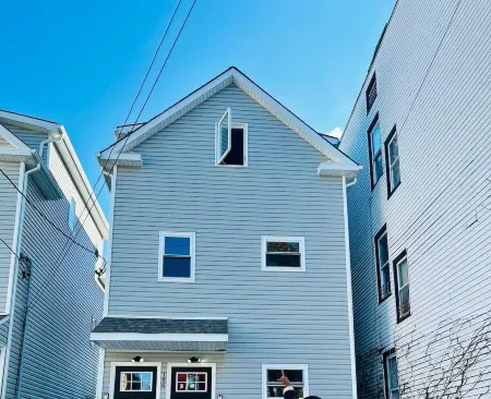 Cozy 2-bedroom apartment with WiFi, AC in  Irvington