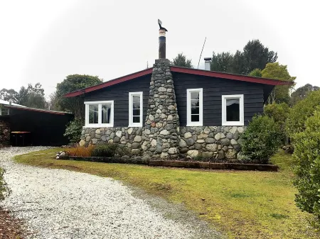 Welcome Home Cottage, Manapouri, Fiordland Отели в г. Манапори