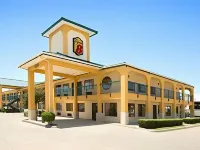 Super 8 by Wyndham Grand Prairie North