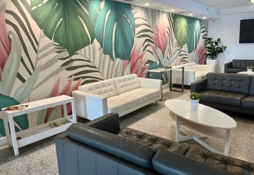 콜린스 호텔 테라스와 수영장