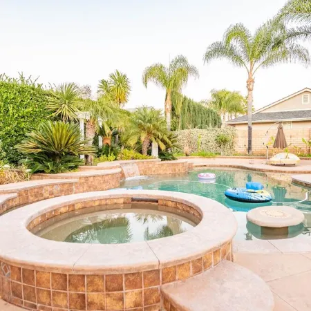 Private Resort style villa at San Diego-heated salt pool-Hot Tub-86" TV