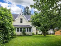 Main Street Family Retreat, Walking Distance to Beach & Downtown. Pet Friendly!