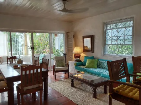 Large Secure 2 Bedroom Apartment with large pool steps to Mullins Beach