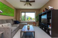 Cozy & Luxurious Ridge Home - including 2nd suite Hotels in Cochrane