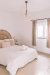 Boho Beach Villa - patio w/ bbq. 2 min to the beach, 15 to Lisbon