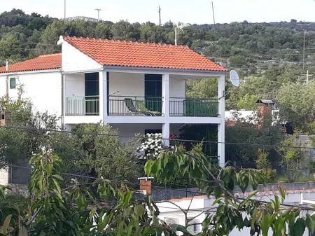 Apartmani LuluFamily accomodation in a quiet fishing village.