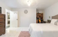 Andeve's modern, quiet home away from home  with 4 bedrooms 2 bathrooms sleeps 8 Hotel a 